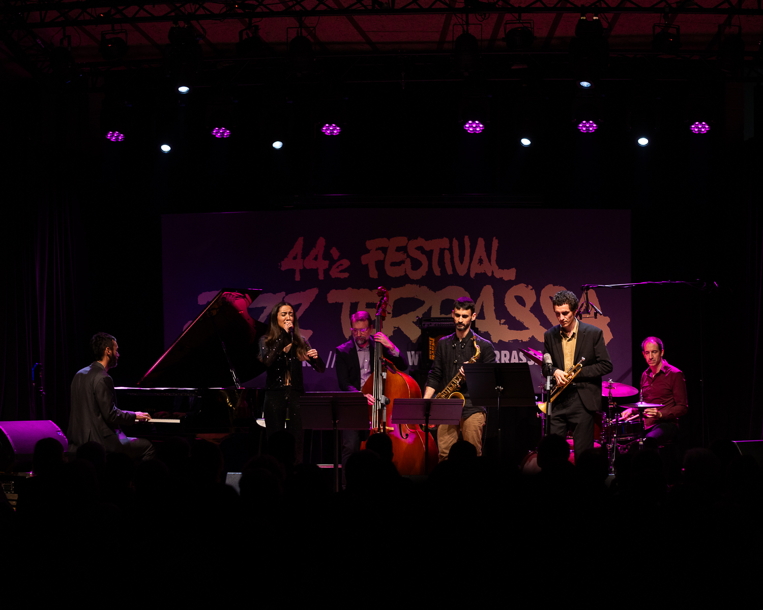 Júlia Plans Sextet