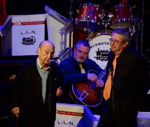 Josep Vadell presentant un concert de la Locomotora Negra a Sitges