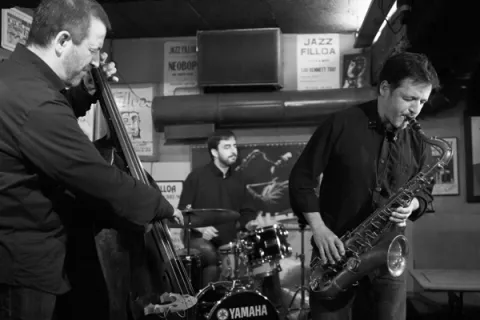 Víctor de Diego Trio