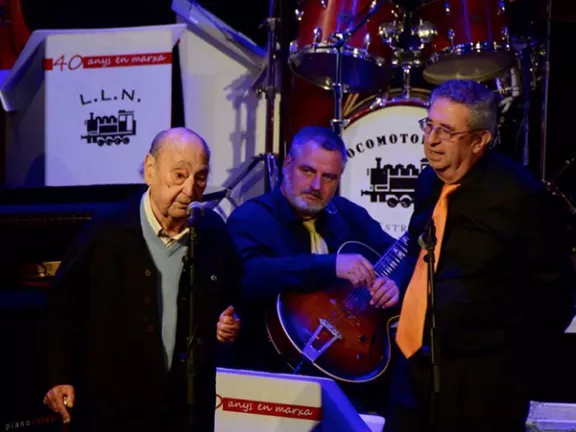 Josep Vadell presentant un concert de la Locomotora Negra a Sitges